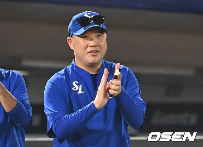 [OSEN=부산, 이석우 기자] 16일 부산 사직야구장에서 2025 신한 SOL 뱅크 KBO 리그 롯데 자이언츠와 삼성 라이온즈의 경기가 열렸다. 홈팀 롯데는 박세웅이, 방문팀 삼성은 최원태가 선발 출전했다.삼성 라이온즈 박진만 감독이 롯데 자이언츠에 4-1로 승리, 기쁨을 나누고 있다. 2025.08.16 / foto0307@osen.co.kr