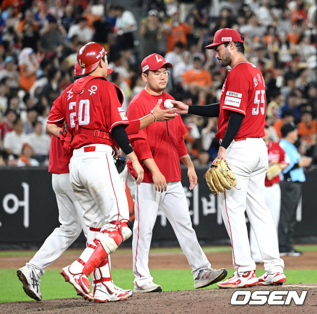 [OSEN=대전, 이대선 기자] 23일 오후 대전 한화생명볼파크에서 2025 신한 SOL Bank KBO리그 한화 이글스와 SSG 랜더스의 경기가 열렸다.한화는 황준서, SSG은 화이트를 선발로 내세웠다.8회말 1사에서 SSG 화이트가 마운드를 내려가고 있다. 2025.08.23 /sunday@osen.co.kr