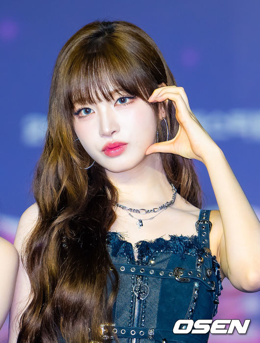 [OSEN=고양, 민경훈 기자] 26일 오후 경기도 고양시 일산서구 킨텍스 제1전시장에서 '2025 SBS 가요대전 Summer' 블루카펫 행사가 열렸다.이날 블루카펫에는 아이브(IVE), 있지(ITZY), 엔믹스(NMIXX), 엔시티 127(NCT 127), 엔시티 위시(NCT WISH), 잔나비, 폴킴, 미야오(MEOVV), 이즈나(izna), 싸이커스(xikers), 올데이 프로젝트(ALLDAY PROJECT), 아홉(AHOF), 비:퍼스트(BE:FIRST), 유스피어(USPEER)와 함께 3MC인 NCT 도영, 아이브 유진, 투모로우바이투게더 연준이 참석했다.한편, '2025 SBS 가요대전 Summer'는 26일과 27일 양일간 일산 킨텍스에서 진행된다.아이브 리즈가 입장하며 포즈를 취하고 있다. 2025.07.26 / rumi@osen.co.kr
