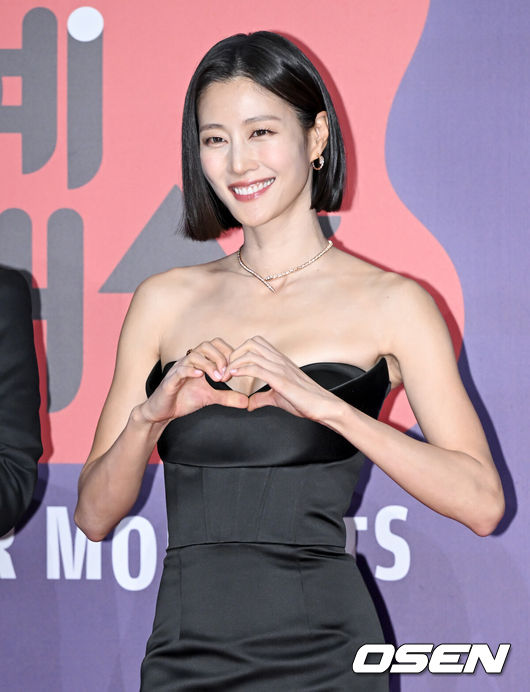 [OSEN=조은정 기자]2023 SBS연예대상 포토월 행사가 30일 서울 마포구 상암 SBS 프리즘타워에서 열렸다.모델 이현이가 레드카펫을 밟으며 포즈를 취하고 있다. 2023.12.30/cej@osen.co.kr