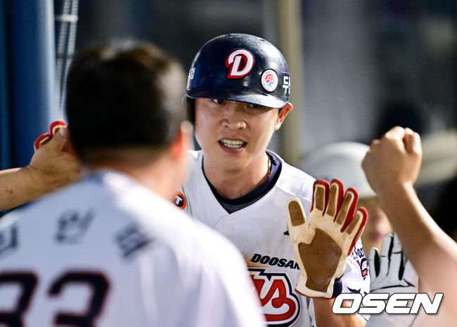 [OSEN=잠실, 박준형 기자] 15일 오후 서울 잠실구장에서 ‘2025 신한 SOL BANK KBO리그’ 두산 베어스와 KIA 타이거즈의 경기가 진행됐다.이날 두산은 잭로그를, KIA는 김도현을 선발투수로 내세웠다. 9회말 2사 2루 KIA 송구 실책으로 동점 득점 올린 정수빈이 동료들의 축하를 받고 있다   2025.08.15 / soul1014@osen.co.kr