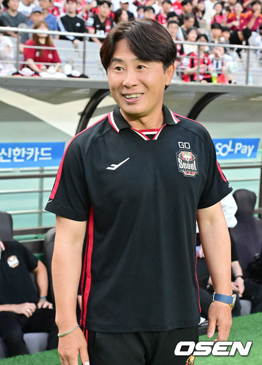 [OSEN=서울월드컵경기장, 박준형 기자] 24일 오후 서울 상암동 서울월드컵경기장에서 '하나은행 K리그1 2025'FC서울과 울산 HD의 경기가 진행됐다.서울(승점 37·5위)과 울산(승점 34·7위)은 승점 3점 차로 맞붙어 이번 경기 결과에 따라 순위가 뒤바뀔 수 있다.경기 앞서 서울 김기동 감독이 미소 짓고 있다. 2025.08.24 / soul1014@osen.co.kr
