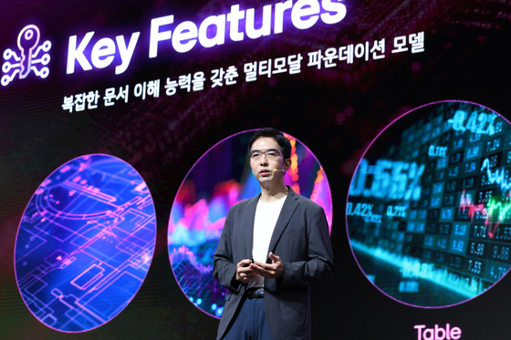 이홍락 LG AI연구원 공동연구원장 겸 최고AI과학자가 지난달 22일 서울 강서구 마곡 LG사이언스파크 컨버전스홀에서 열린 'LG AI 토크 콘서트 2025'에서 엑사원(EXAONE) 생태계를 소개하고 있다. 뉴스1