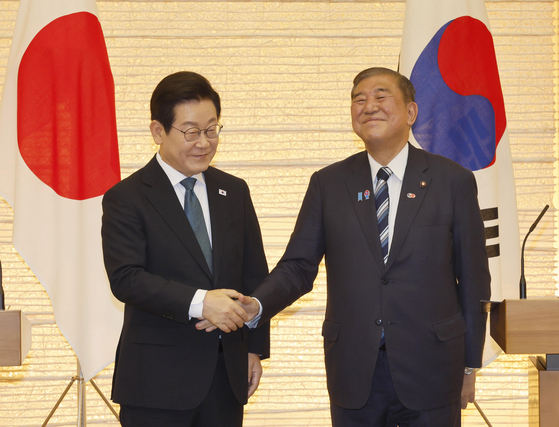 이재명 대통령이 23일 일본 도쿄 나가타초 총리관저에서 열린 이시바 시게루 일본 총리와의 한-일 공동언론발표에서 악수하고 있다. 대통령실사진기자단 