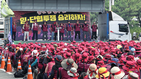 지난 8일 울산 울주군 에쓰오일 샤힌프로젝트 건설현장 앞 주도로에서 건설플랜트노조 울산지부 조합원 9000여명이 임단협 관련 성실교섭을 요구하며 부분파업 집회를 벌이고 있다. 이날 집회에선 노조 교섭 대상인 하청업체 뿐 아니라 발주처인 에쓰오일을 향해서도 ″책임감 있게 나서라″는 구호가 나왔다. 울산=나상현 기자