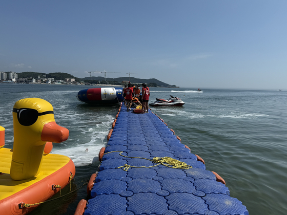 23일 오전 10시 10분쯤 부산 기장군 일광읍 일광해수욕장 동측 산책로 인근 해상에서 사촌 자매 사이인 70대 해녀 2명이 심정지 상태로 발견돼 병원으로 옮겨졌으나 끝내 숨졌다. 사진은 이들 해녀 구조 당시 모습. 연합뉴스