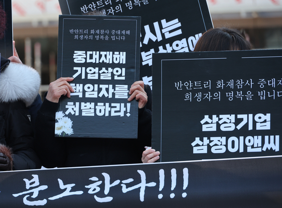 노동자 6명이 목숨을 잃은 ‘반얀트리 해운대 부산’ 공사장 화재와 관련해 유족들이 지난 5월 22일 화재현장 앞에서 기자회견을 열고 사고와 관련한 진상 규명과 철저한 수사를 촉구하고 있다. 송봉근 기자