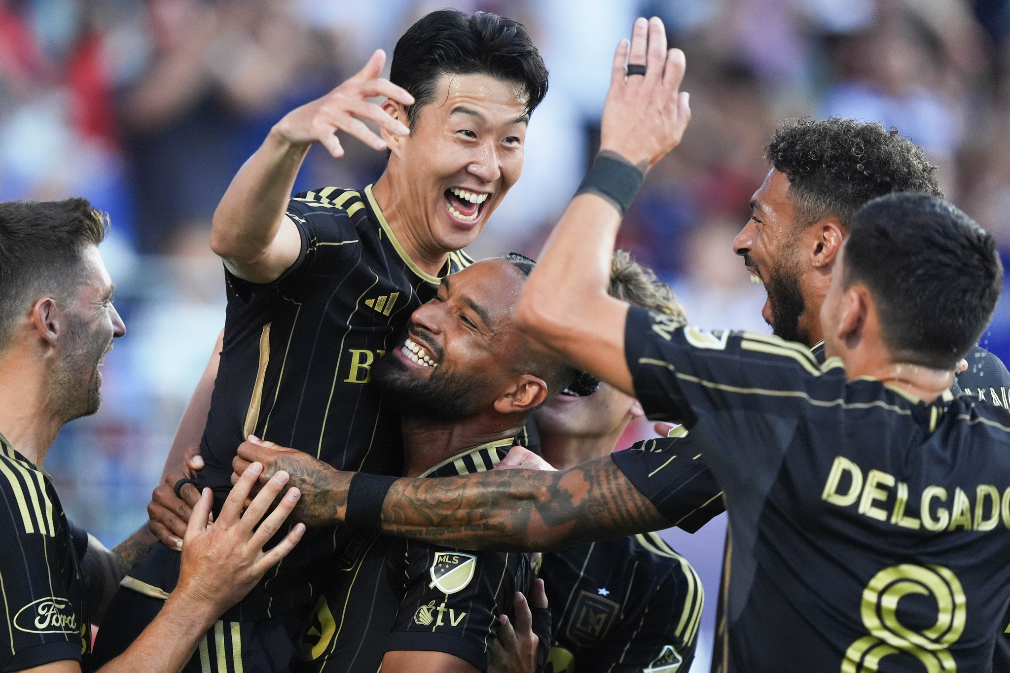  MLS 데뷔골을 터트린 손흥민(가운데)이 동료들과 기쁨을 나누고 있다. [AP=연합뉴스]
