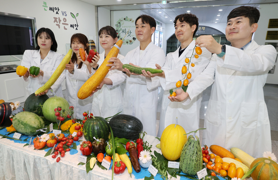 지난달 23일 전북 전주·완주혁신도시 내 농촌진흥청 농업유전자원센터에서 열린 2025 원예자원 현장평가회에서 연구원들이 수요자와 함께 선발한 우수 유전자원을 선보이고 있다. 뉴스1