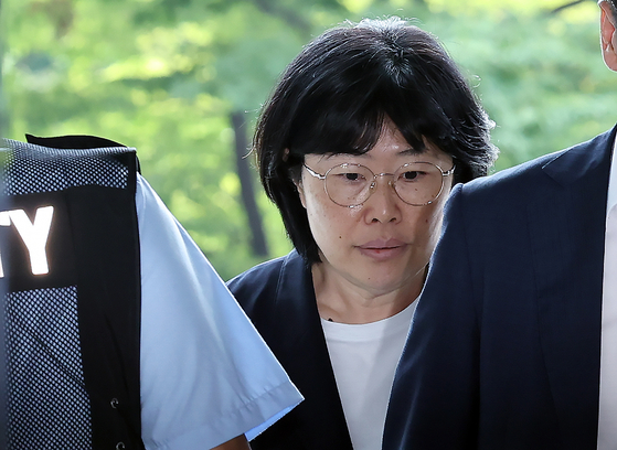 유재은 전 국방부 법무관리관이 24일 오후 서울 서초구 순직 해병 특검 사무실로 4차 소환 조사에 출석하고 있다. 뉴스1
