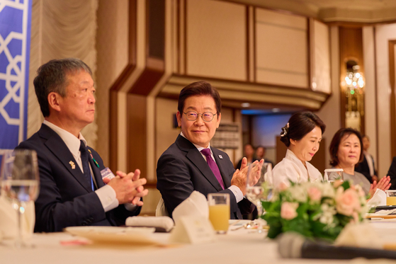 이재명 대통령과 김혜경 여사가 23일 일본 도쿄의 한 호텔에서 열린 재일동포 오찬 간담회에서 박수치고 있다. 대통령실사진기자단