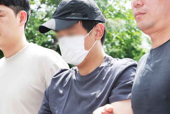 경기 용인시에서 30대 여성을 살해한 뒤 달아났다 강원 홍천군 야산에서 긴급 체포된 살인 용의자 A씨가 지난 22일 경기도 용인서부경찰서로 압송되고 있다. 연합뉴스