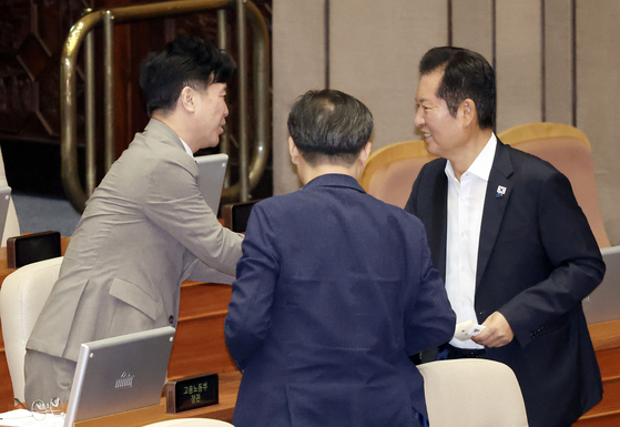 김영훈 고용노동부 장관이 24일 국회 본회의장에서 노란봉투법(노동조합법 2?3조 개정안) 상정을 앞두고 정청래 더불어민주당 대표와 대화하고 있다. 김성룡 기자