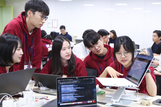 2024년 9월 경기 이천 LG인화원에서 열린 ‘LG 에이머스 해커톤’ 대회. AI 관련 인재들이 참여했다. 사진 LG