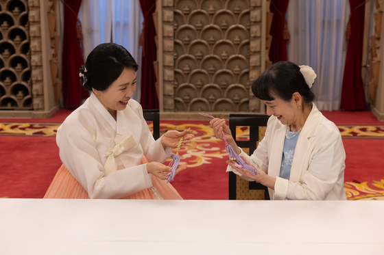 김혜경 여사와 이시바 시게루 일본 총리의 부인 이시바 요시코 여사가 23일 일본 도쿄 총리 관저에서 친교 일정으로 한일 양국의 전통 매듭 만들기 체험을 하고 있다. 대통령실 제공