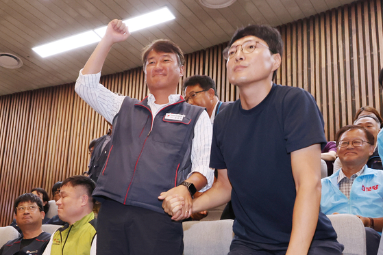 24일 국회 본회의에서 '노동조합 및 노동관계조정법 일부개정법률안(노란봉투법)'이 통과되자 민주노총 양경수 위원장과 유최안 거제통영고성 조선하청지회 조합원(오른쪽)이 기뻐하고 있다. 연합뉴스