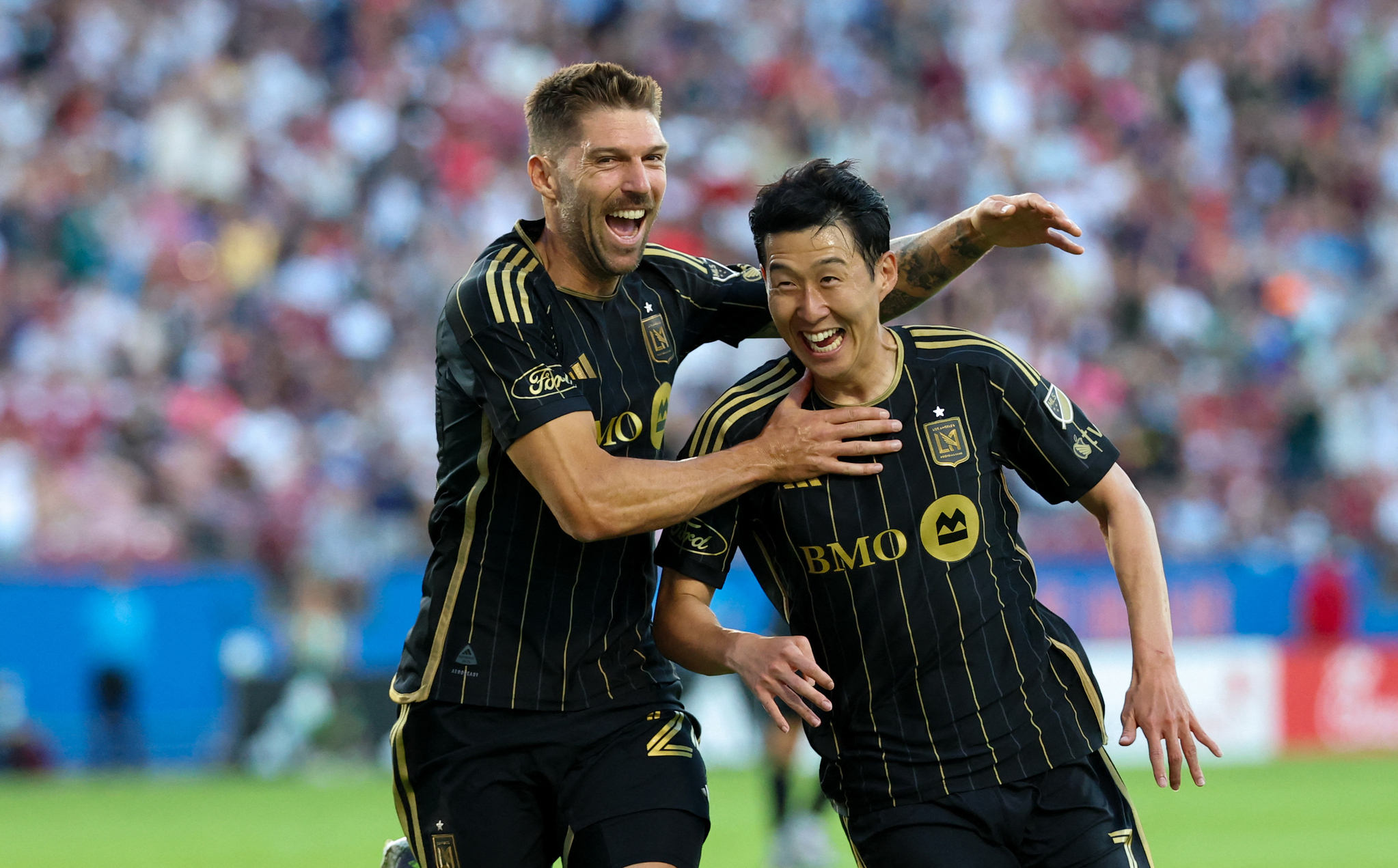 MLS 데뷔골을 터트린 손흥민(오른쪽)이 동료들과 기쁨을 나누고 있다. [로이터=연합뉴스]