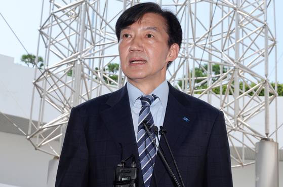 조국 조국혁신당 혁신정책연구원장이 24일 2024년 2월 조국혁신당 창당을 선언했던 부산 중구 부산민주공원을 참배 한 뒤 취재진의 질의에 답하고 있다. 부산=송봉근 기자