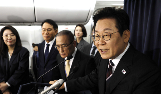 이재명 대통령이 24일(현지시간) 일본 도쿄 하네다공항 이륙 뒤 한·미 정상회담을 위해 미국 워싱턴DC로 향하는 공군 1호기 기내에서 기자간담회를 하고 있다. 대통령실사진기자단