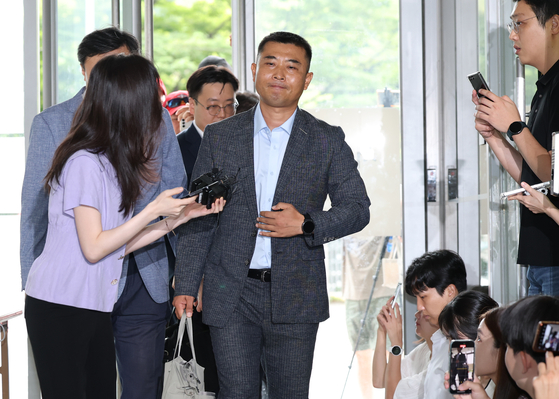 채 해병 순직 사건과 관련해 업무상과실치사상 혐의를 받는 박상현 전 해병7여단장이 25일 오전 서울 서초구 '순직 해병 특검'(이명현 특별검사) 사무실에서 2차 피의자 조사를 받기 위해 출석하고 있다. 뉴스1