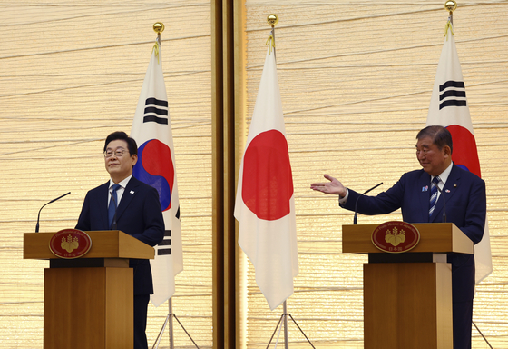 지난 23일 일본 총리 관저에서 이재명 대통령과 이시바 시게루 일본 총리가 공동 기자 발표를 하고 있다. AP=연합뉴스 