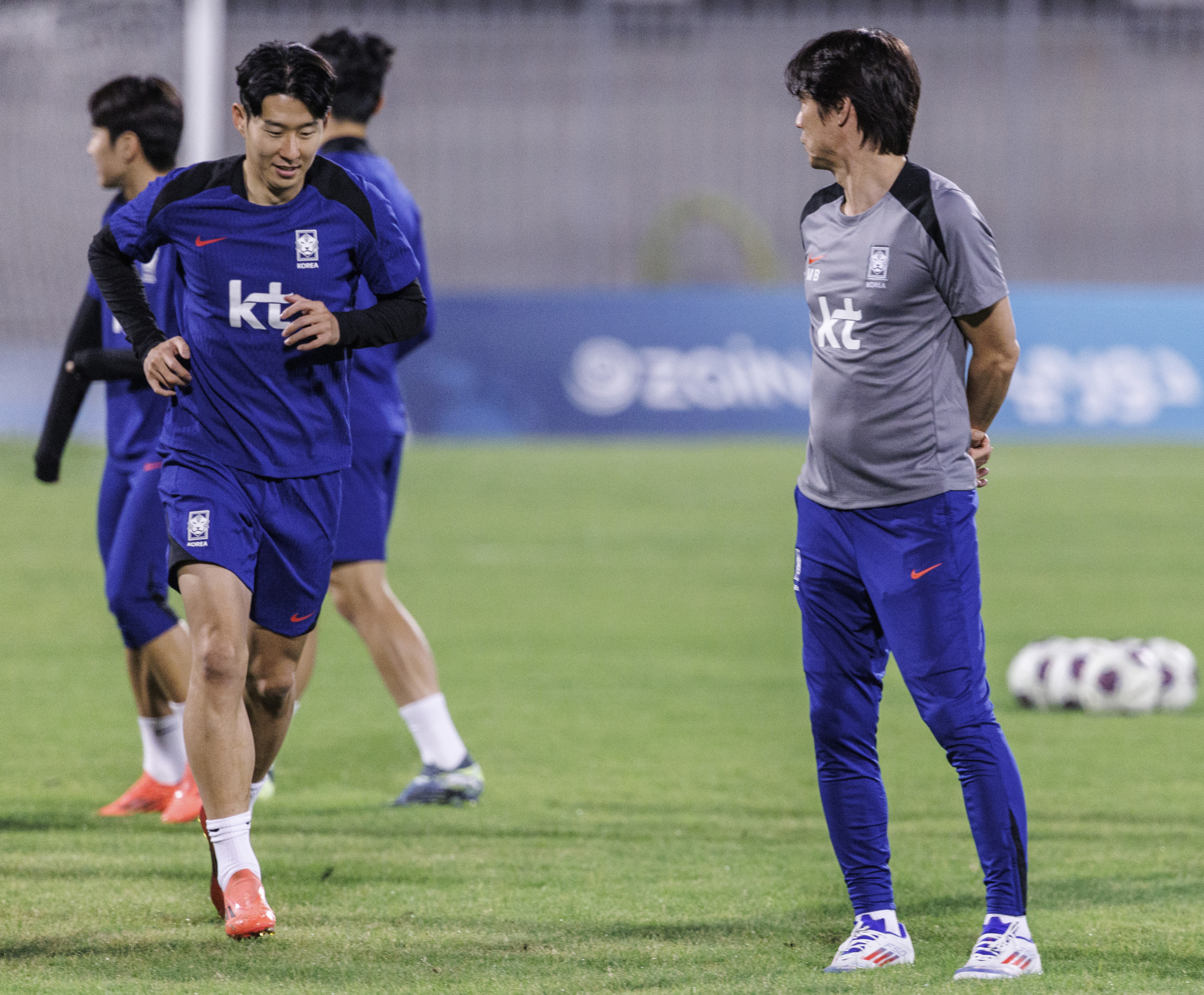 홍명보 축구대표팀 감독이 훈련 중인 손흥민을 체크하고 있다. [연합뉴스]