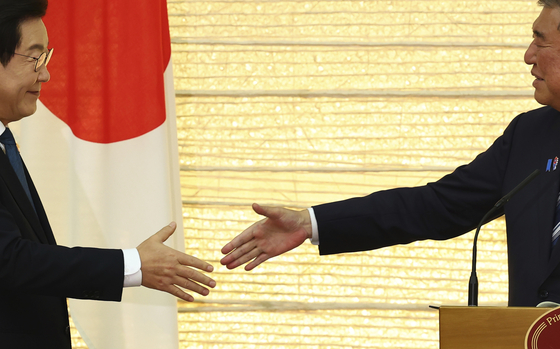 South Korean President Lee Jae Myung, left, and Japan's Prime Minister Shigeru Ishiba shake hands at joint press announcement after the summit in Tokyo, Saturday, Aug. 23, 2025. (Kim Kyung-Hoon/Pool Photo via AP) POOL PHOTO  〈저작권자(c) 연합뉴스, 무단 전재-재배포, AI 학습 및 활용 금지〉