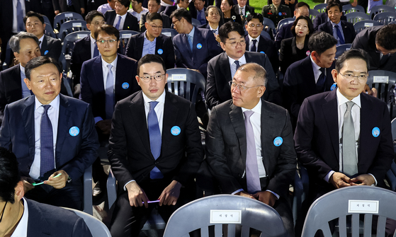 지난 15일 서울 세종대로 광화문광장에서 열린 제21대 대통령 국민임명식 '광복 80년, 국민주권으로 미래를 세우다' 행사에 신동빈 롯데그룹 회장(왼쪽부터) 구광모 LG그룹 회장, 정의선 현대차그룹 회장, 이재용 삼성전자 회장 등 기업 총수들이 참석해 있다. 대통령실사진기자단
