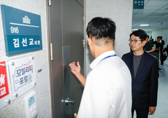 김건희 특검팀이 지난 7월 25일 오전 '양평 공흥지구 특혜 의혹' 관련 김선교 국민의힘 의원의 서울 여의도 국회 의원회관 사무실을 압수수색하자 주진우 의원이 의원실 앞에 찾아왔다. 뉴스1