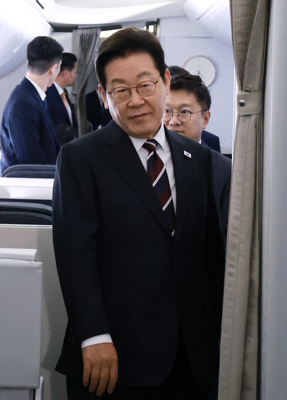 이재명 대통령이 24일(현지시간) 일본 도쿄 하네다공항 이륙 뒤 미국 워싱턴DC로 향하는 공군 1호기 기내에서 기자간담회를 하기 위해 연대로 향하고 있다. 2025.08.25 대통령실사진기자단
