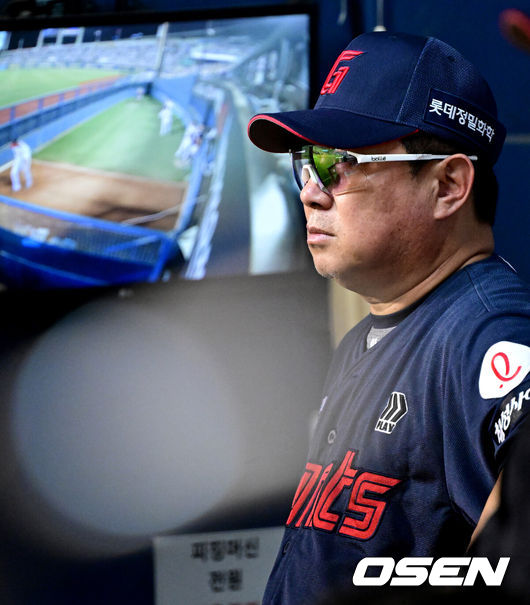 [OSEN=잠실, 최규한 기자] 21일 서울 잠실야구장에서 ‘2025 신한 SOL Bank KBO리그’ LG 트윈스와 롯데 자이언츠의 경기가 열렸다.홈팀 LG는 요니 치리노스, 방문팀 롯데는 이민석을 선발로 내세웠다.9회말 수비 때 롯데 김태형 감독이 그라운드를 주시하고 있다. 2025.08.21 / dreamer@osen.co.kr