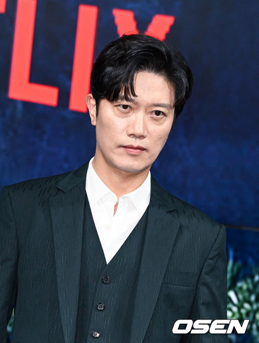 [OSEN=박준형 기자] 9일 오전 서울 동대문구 JW메리어트 동대문에서 넷플릭스 시리즈 '모범가족' 제작발표회가 진행됐다.배우 정우와 박희순, 윤진서, 박지연이 출연하는 '모범가족'은 파산과 이혼 위기에 놓인 평범한 가장 '동하(정우 분)'가 우연히 죽은 자의 돈을 발견하고 범죄 조직과 처절하게 얽히며 벌어지는 범죄 스릴러로 오는 12일 공개된다.배우 박희순이 포즈를 취하고 있다. 2022.08.09 /  soul1014@osen.co.kr