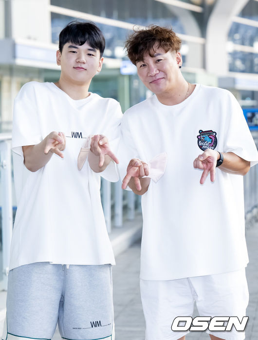 [OSEN=인천공항, 민경훈 기자] 윤민수-윤후, 이종혁-이준수, 이동국-이재시가 4일 오후 인천 중구 운서동 인천국제공항 제 2여객터미널을 통해 tvN STORY 예능 ‘아빠따라와’ 촬영 차 하와이 호놀룰루로 출국했다.윤민수-윤후 부자가 출국장으로 향하며 포즈를 취하고 있다. 2022.08.04 /rumi@osen.co.kr