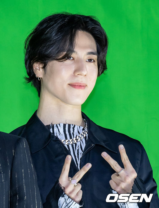 [OSEN=민경훈 기자] 23일 오후 서울 강남구 보코호텔에서 그룹 갓세븐(GOT7 - 마크, JAY B, 잭슨, 박진영, 영재, 뱀뱀, 유겸) 새 미니앨범 'GOT7' 발매 기념 기자간담회가 열렸다.갓세븐 유겸이 무대 위에서 포토타임을 갖고 있다. 2022.05.23 /rumi@osen.co.kr