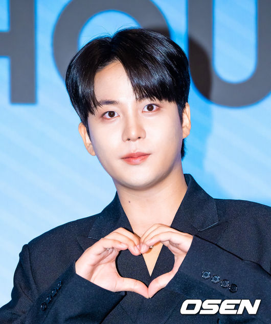 [OSEN=박준형 기자] 12일 오후 서울 마포구 호텔 나루 서울 엠갤러리에서 에이티즈(ATEEZ) 미니 12집 '골든 아워 : 파트 3' 발매 기자간담회가 진행됐다.에이티즈의 가장 눈부시게 빛나는 순간을 담아낸 '골든 아워' 시리즈 세 번째 이야기 '골든 아워 : 파트 3'는 이들이 약 7개월 만에 발매하는 신보로, 타이틀곡 '레몬 드롭'은 에이티즈가 오랜만에 선보이는 여름을 겨냥한 시즌송으로 오는 13일 오후 1시 발매된다.그룹 에이티즈 멤버 종호가 포즈를 취하고 있다.  2025.06.12  / soul1014@osen.co.kr