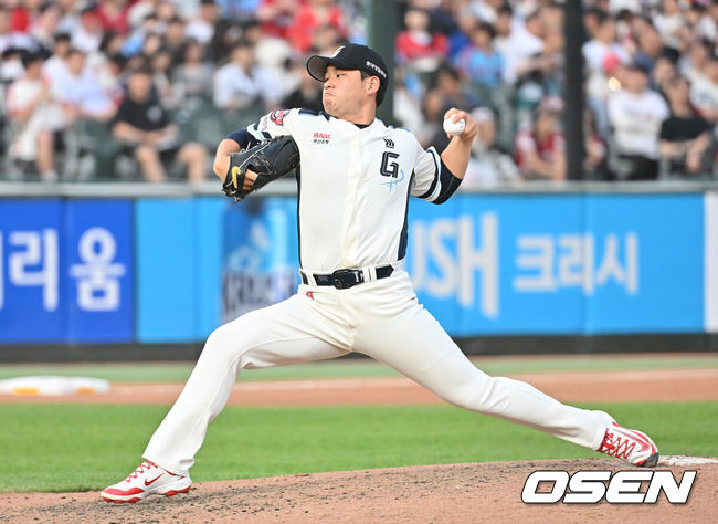 [OSEN=부산, 이석우 기자] 31일 부산 사직야구장에서 2025 신한 SOL 뱅크 KBO 리그 롯데 자이언츠와 SSG 랜더스의 경기가 열렸다. 홈팀 롯데는 나균안이, 방문팀 SSG는 전영준이 선발 출전했다.롯데 자이언츠 김진욱이 역투하고 있다. 2025.05.31 / foto0307@osen.co.kr