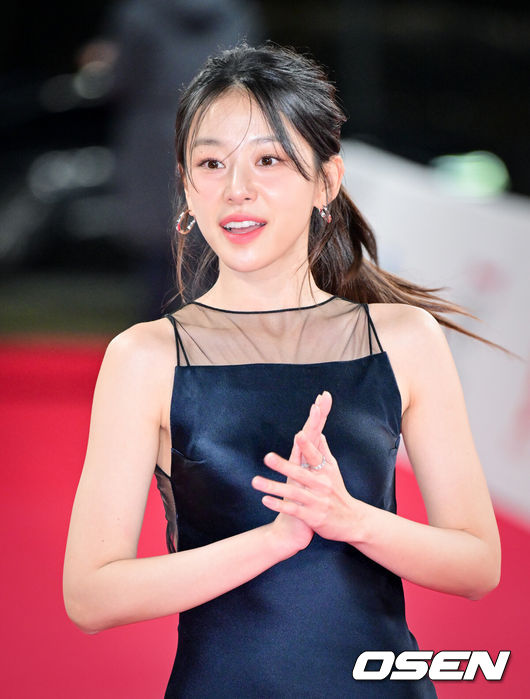 [OSEN=조은정 기자]제45회 청룡영화상 시상식 레드카펫 행사가 29일 오후 서울 영등포구 KBS홀 인근에서 진행됐다.지난해까지 ‘청룡영화상’의 MC로 활약했던 김혜수는 1993년 제14회 청룡영화상 시상식부터 진행을 맡았으며, 딱 30년이 되는 지난해 시상식을 끝으로 자리에서 물러났다.이후 김혜수의 왕관을 누가 물려받을 지 관심이 모아졌는데 후임은 평소 김혜수와 절친사이로 알려진 한지민으로 발탁됐다.배우 이주명이 레드카펫을 밟고 있다. 2024.11.29 /cej@osen.co.kr