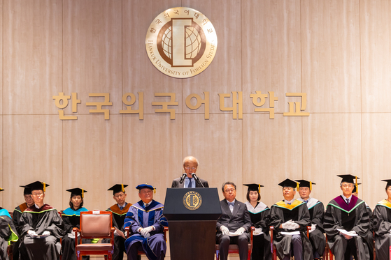 한국외대 2025년 후기 학위수여식에서 축사를 전하는 윤윤수 미스토홀딩스 회장