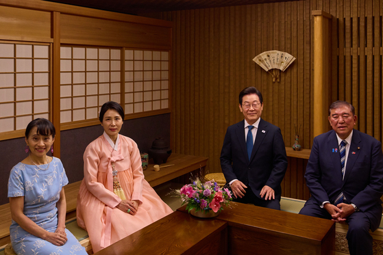 이재명 대통령과 김혜경 여사가 이시바 시게루 일본 총리, 이시바 요시코 여사와 지난 23일 도쿄 총리 관저에서 친교 시간을 갖고 있다. 김현동 기자