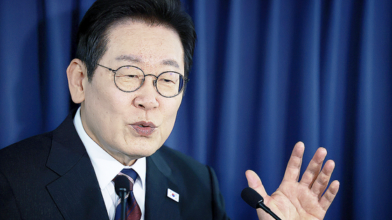  이재명 대통령이 24일(현지시간) 일본 도쿄 하네다공항 이륙 뒤 한·미 정상회담을 위해 미국 워싱턴DC로 향하는 공군 1호기 기내에서 기자간담회를 하고 있다. 김현동 기자
