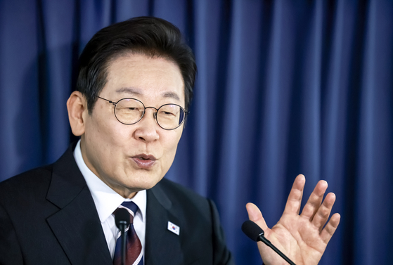 이재명 대통령이 24일(현지시간) 일본 도쿄 하네다공항 이륙 뒤 한미 정상회담을 위해 미국 워싱턴DC로 향하는 공군 1호기 기내에서 기자간담회를 하고 있다. 사진 대통령실 제공