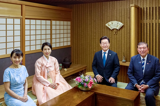 이재명 대통령과 김혜경 여사, 이시바 시게루 일본 총리와 요시코 여사가 23일 일본 도쿄 총리관저에서 친교의 시간 중 기념사진을 찍고 있다. 대통령실사진기자단