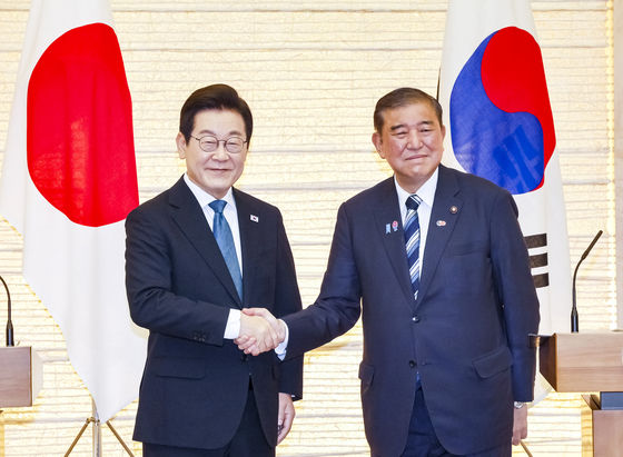 이재명 대통령이 지난 23일 일본 도쿄 나가타초 총리 관저에서 열린 이시바 시게루 일본 총리와의 한-일 공동언론발표 이후 악수하고 있다. [사진 = 대통령실사진기자단]