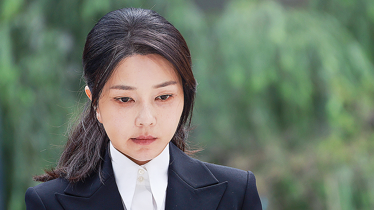 윤석열 전 대통령 부인 김건희 여사가 지난 6일 서울 종로구 KT광화문빌딩 웨스트에 마련된 민중기 특별검사팀에 피의자 신분으로 첫 출석하고 있다. 연합뉴스