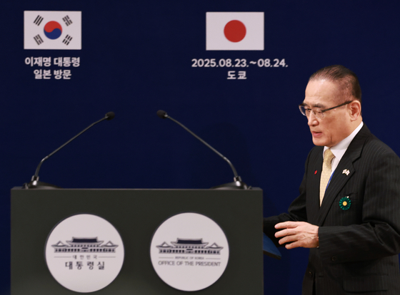 위성락 국가안보실장이 24일 일본 도쿄의 한국프레스센터가 마련된 호텔에서 이재명 대통령의 일본 방문 관련 브리핑을 하기 위해 마이크 앞으로 향하고 있다. 연합뉴스
