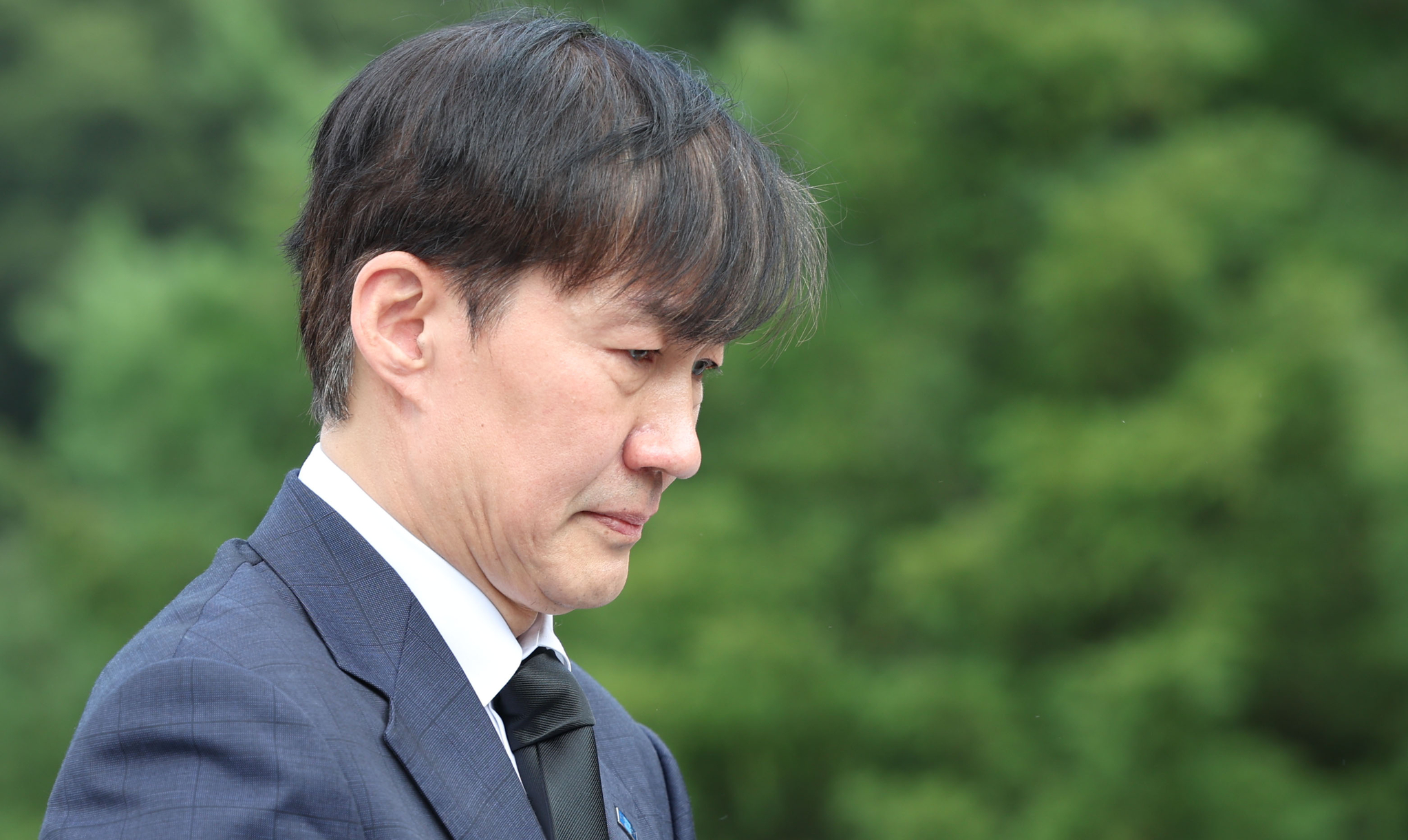 조국혁신당 조국 혁신정책연구원장이 25일 오전 경남 김해시 진영읍 봉하마을 노무현 전 대통령 묘역을 참배하고 있다. 연합뉴스