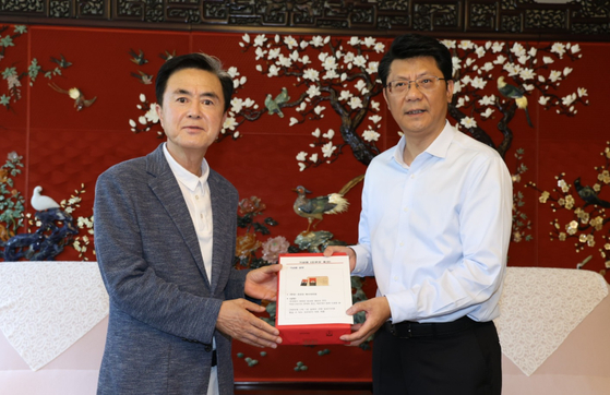 김태흠 지사는 지난 23일 중국 양저우의 한 음식점에서 왕진지앤 양저우시 당서기를 만나 양 지자체 교려협력 방안을 제안했다. [사진 충남도]
