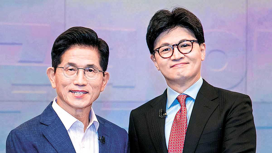 2025년 4월 30일 오후 서울 중구 TV조선에서 국민의힘 제21대 대통령선거 경선 결선투표에 진출한 김문수(왼쪽) 한동훈 후보가 TV토론에 앞서 스튜디오에서 자세를 취하고 있다. [국회사진기자단]