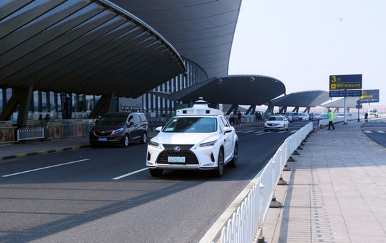 2024년 3월 7일, 승객을 태운 자율주행 택시가 베이징 다싱(大興) 국제공항 환승장 승하차장에 진입하고 있다. 사진 VCG 