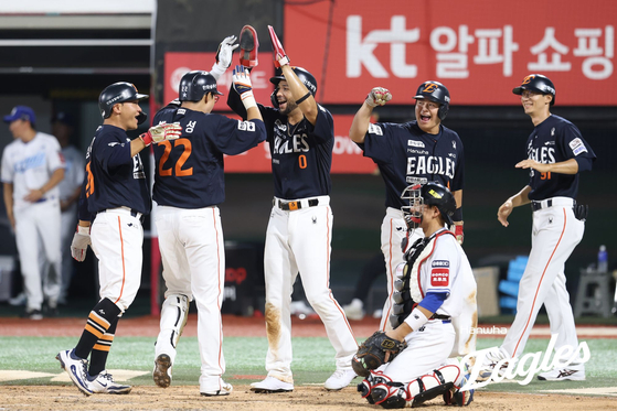 지난 7월 20일 수원 KT전에서 만루홈런을 때려낸 뒤 홈에서 앞서 득점한 주자들의 환영을 받는 채은성. 사진 한화 이글스